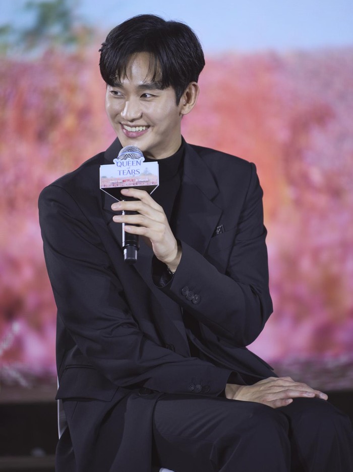 Pemain, penulis skenario, dan sutradara Queen of Tears saat konferensi pers di Seoul.