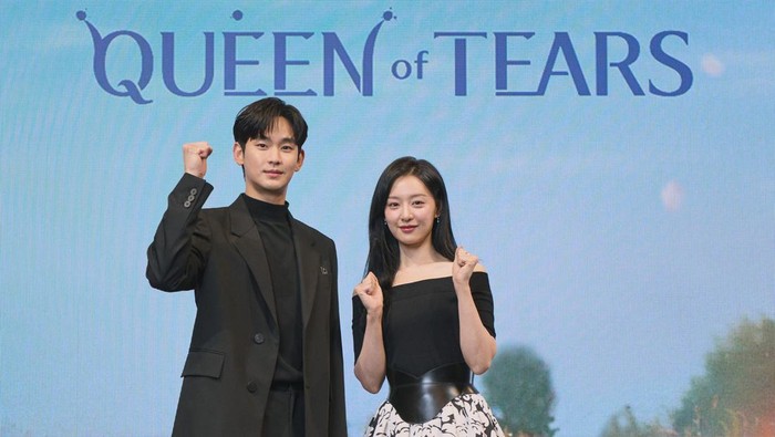 Para pemain drama Korea Queen of Tears saat konferensi pers di Seoul.