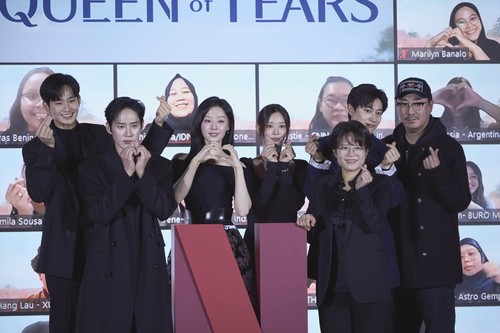 Pemain, penulis skenario, dan sutradara Queen of Tears saat konferensi pers di Seoul.