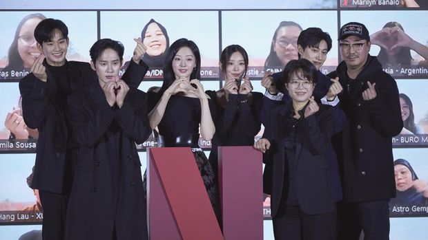 Pemain, penulis skenario, dan sutradara Queen of Tears saat konferensi pers di Seoul.