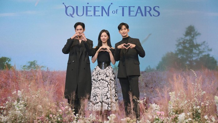 Pemain, penulis skenario, dan sutradara Queen of Tears saat konferensi pers di Seoul.