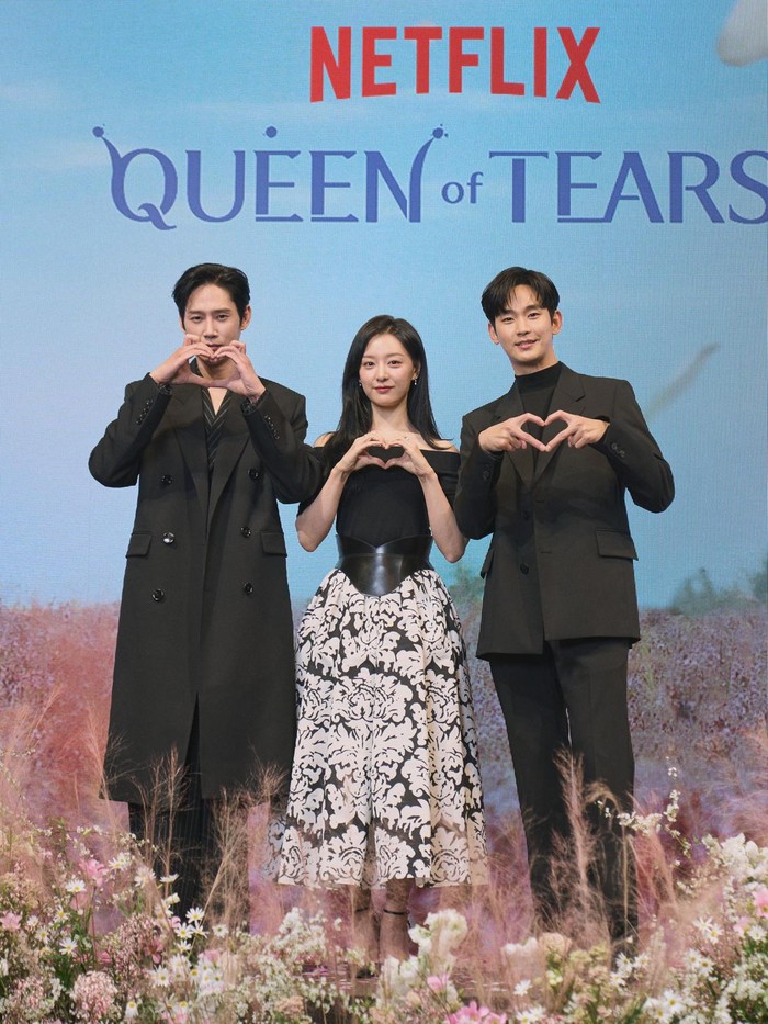 Pemain, penulis skenario, dan sutradara Queen of Tears saat konferensi pers di Seoul.