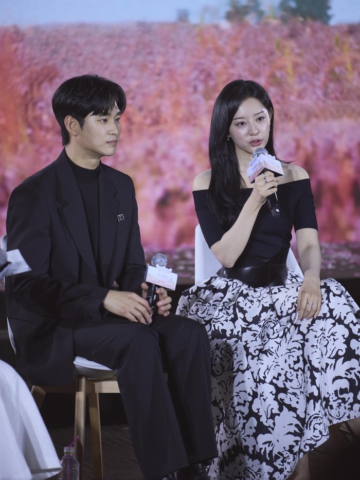 (Kiri ke kanan) KIm Soo Hyun dan Kim Ji Won saat konferensi pers drama Korea Queen of Tears.