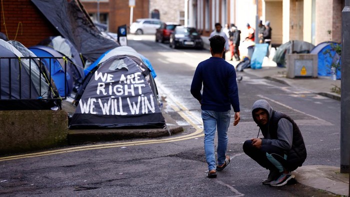 Ratusan Pencari Suaka Bangun Tenda di Irlandia, Banyak Pengungsi Gaza Palestinian asylum seeker Ahmed Al Azazma, 25, from Khan Younis who evacuated Gaza on February 28 stands with his friend Yezqan Al Rashid who is from a Palestinian refugee camp in Jordan, in Dublin, Ireland, March 14, 2024. Al Azazma and Al Rashid are among hundreds of homeless asylum seekers living outside the International Protection Office (IPO), while in search of accommodation, with many others already sleeping on the streets for several months and more arriving every day. REUTERS/Clodagh Kilcoyne