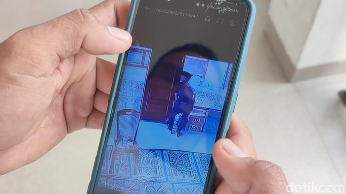 Rekaman pelaku saat melakukan pencurian di Masjid Al Abror Palembang
