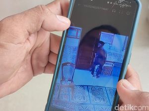 Pria Palembang Curi HP-Dompet Jemaah Masjid, Aksinya Terekam CCTV