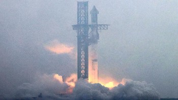 Roket raksasa SpaceX, Starship, sukses terbang ke luar angkasa. Namun, roket yang ingin dijadikan Elon Musk kendaraan ke Mars tersebut terbakar habis di atmosfer dalam perjalanan kembali ke permukaan Bumi. (REUTERS/Joe Skipper)