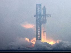 Roket SpaceX Sukses Capai Orbit Tapi Meledak Saat Kembali ke Bumi