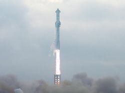 Roket SpaceX Sukses Capai Orbit Tapi Meledak Saat Kembali ke Bumi