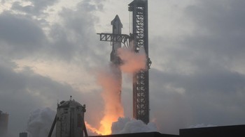 Roket raksasa SpaceX, Starship, lepas landas pada peluncuran ketiganya dari landasan peluncuran perusahaan Boca Chica dalam uji terbang tanpa awak, dekat Brownsville, Texas, Amerika Serikat, Kamis (14/3/2024). (REUTERS/Joe Skipper)