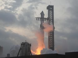 Roket SpaceX Sukses Capai Orbit Tapi Meledak Saat Kembali ke Bumi