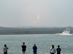 Roket SpaceX Sukses Capai Orbit Tapi Meledak Saat Kembali ke Bumi