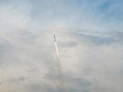 Roket SpaceX Sukses Capai Orbit Tapi Meledak Saat Kembali ke Bumi