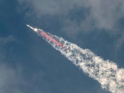 Roket SpaceX Sukses Capai Orbit Tapi Meledak Saat Kembali ke Bumi