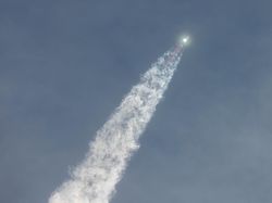 Roket SpaceX Sukses Capai Orbit Tapi Meledak Saat Kembali ke Bumi