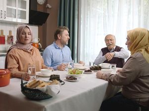 Hindari Konsumsi 5 Makanan Ini Saat Sahur karena Bikin Lemas