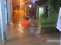 Video Banjir Rendam 32 RT di Jakarta Dini Hari Ini, Genangan Capai 125 Cm