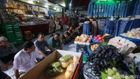 Barang dagangan tetap digelar saat salat Jumat berlangsung. 