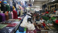 Setiap Salat Jumat para pedagang ini menggunakan selasar pasar Tanah Abang tersebut untuk ibadah. 