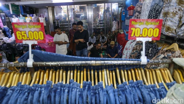 Meski tengah berjualan, pedagang Tanah Abang tetap melaksanakan salat Jumat. Salat dilaksanakan di antara lapak-lapak dagangan.