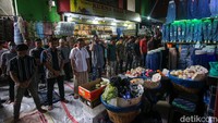 Sejumlah umat muslim melakukan salat Jumat di Pasar Tanah Abang, Jakarta, Jumat (15/3/2024).