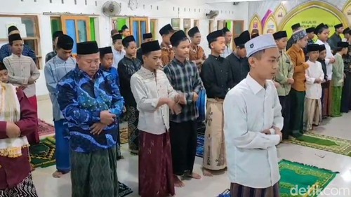 Salat tarawih kilat di Indramayu.