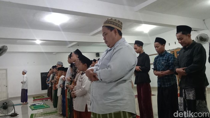 Salat tarawih kilat di Indramayu.