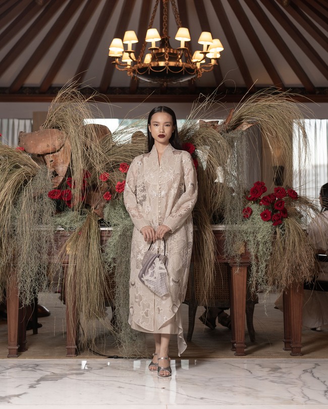 Desainer Sapto Djojokartiko mengemas busana Ramadan dan Lebaran 2024 dalam ide baru yang segar. Garis desain Sapto yang feminin tapi kontemporer, dengan bordiran khasnya nan memikat masih kental terasa. Namun, pendekatan Sapto kali ini lebih eksploratif dan menonjolkan estetika tailoring dalam gaya berpakaian tradisional.  Foto: Sapto Djojokartiko.