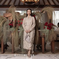 Desainer Sapto Djojokartiko mengemas busana Ramadan dan Lebaran 2024 dalam ide baru yang segar. Garis desain Sapto yang feminin tapi kontemporer, dengan bordiran khasnya nan memikat masih kental terasa. Namun, pendekatan Sapto kali ini lebih eksploratif dan menonjolkan estetika tailoring dalam gaya berpakaian tradisional.  Foto: Sapto Djojokartiko.