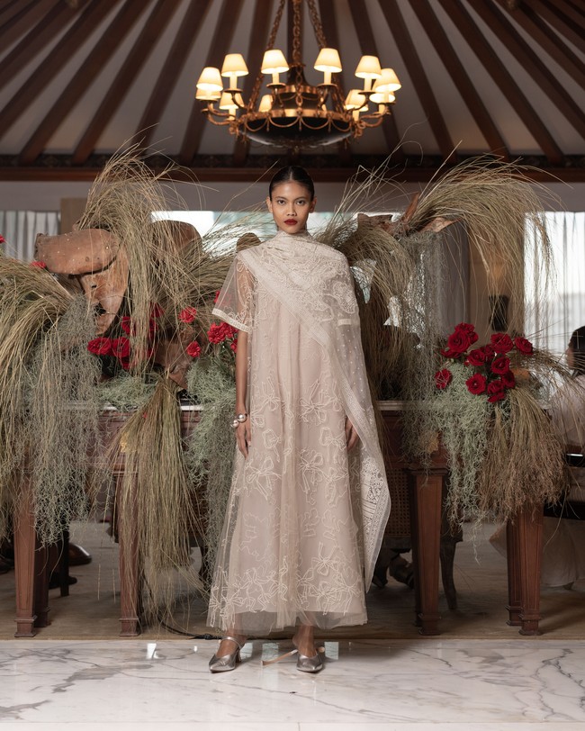 Desainer Sapto Djojokartiko mengemas busana Ramadan dan Lebaran 2024 dalam ide baru yang segar.  Garis desain Sapto yang feminin tapi kontemporer, dengan bordiran khasnya nan memikat masih kental terasa. Namun, pendekatan Sapto kali ini lebih eksploratif dan menonjolkan estetika tailoring dalam gaya berpakaian tradisional. Foto: Sapto Djojokartiko.