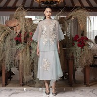 Desainer Sapto Djojokartiko mengemas busana Ramadan dan Lebaran 2024 dalam ide baru yang segar. Garis desain Sapto yang feminin tapi kontemporer, dengan bordiran khasnya nan memikat masih kental terasa. Namun, pendekatan Sapto kali ini lebih eksploratif dan menonjolkan estetika tailoring dalam gaya berpakaian tradisional. Foto: Sapto Djojokartiko.