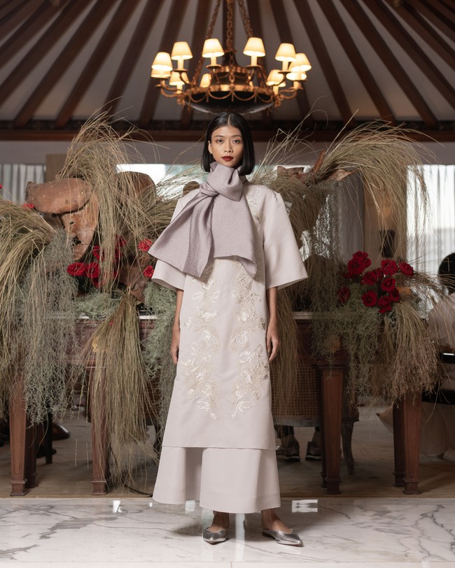 Desainer Sapto Djojokartiko mengemas busana Ramadan dan Lebaran 2024 dalam ide baru yang segar. Garis desain Sapto yang feminin tapi kontemporer, dengan bordiran khasnya nan memikat masih kental terasa. Namun, pendekatan Sapto kali ini lebih eksploratif dan menonjolkan estetika tailoring dalam gaya berpakaian tradisional. Foto: Sapto Djojokartiko.
