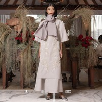 Desainer Sapto Djojokartiko mengemas busana Ramadan dan Lebaran 2024 dalam ide baru yang segar. Garis desain Sapto yang feminin tapi kontemporer, dengan bordiran khasnya nan memikat masih kental terasa. Namun, pendekatan Sapto kali ini lebih eksploratif dan menonjolkan estetika tailoring dalam gaya berpakaian tradisional. Foto: Sapto Djojokartiko.