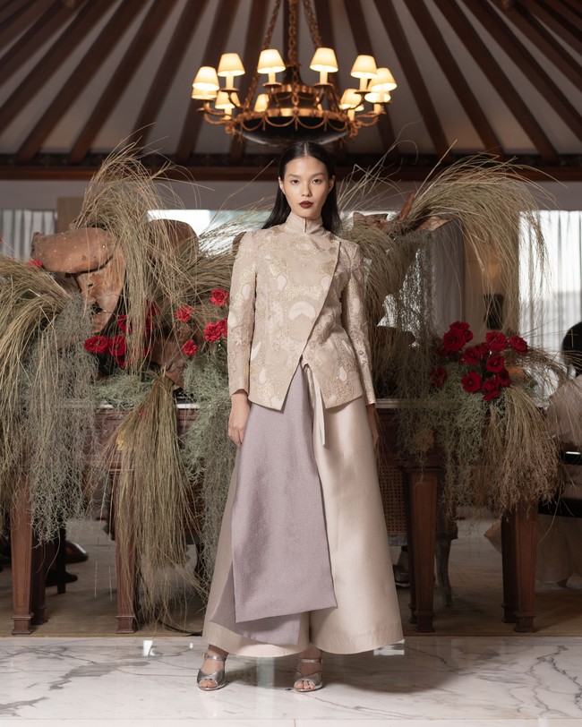 Desainer Sapto Djojokartiko mengemas busana Ramadan dan Lebaran 2024 dalam ide baru yang segar. Garis desain Sapto yang feminin tapi kontemporer, dengan bordiran khasnya nan memikat masih kental terasa. Namun, pendekatan Sapto kali ini lebih eksploratif dan menonjolkan estetika tailoring dalam gaya berpakaian tradisional.  Foto: Sapto Djojokartiko.