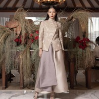 Desainer Sapto Djojokartiko mengemas busana Ramadan dan Lebaran 2024 dalam ide baru yang segar. Garis desain Sapto yang feminin tapi kontemporer, dengan bordiran khasnya nan memikat masih kental terasa. Namun, pendekatan Sapto kali ini lebih eksploratif dan menonjolkan estetika tailoring dalam gaya berpakaian tradisional.  Foto: Sapto Djojokartiko.