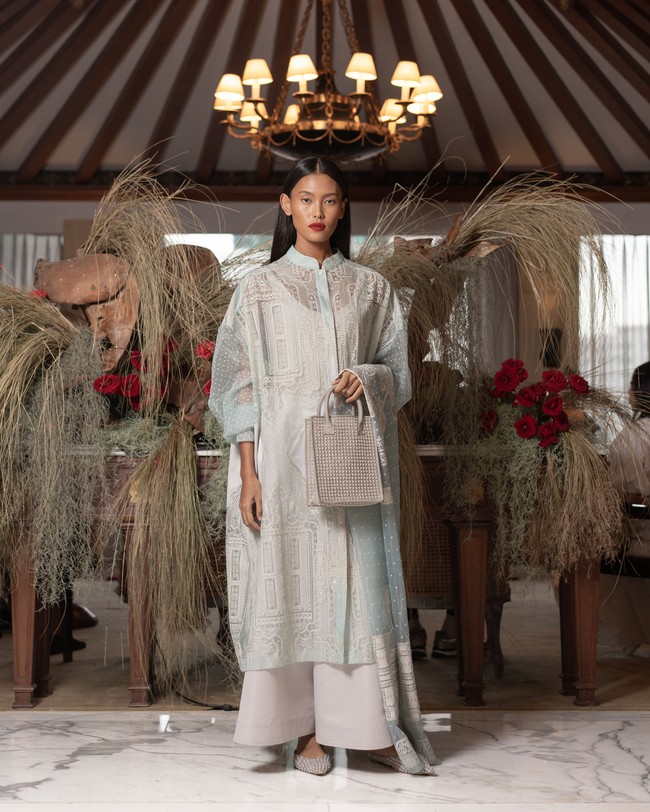 Desainer Sapto Djojokartiko mengemas busana Ramadan dan Lebaran 2024 dalam ide baru yang segar. Garis desain Sapto yang feminin tapi kontemporer, dengan bordiran khasnya nan memikat masih kental terasa. Namun, pendekatan Sapto kali ini lebih eksploratif dan menonjolkan estetika tailoring dalam gaya berpakaian tradisional.  Foto: Sapto Djojokartiko.