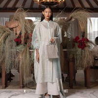 Desainer Sapto Djojokartiko mengemas busana Ramadan dan Lebaran 2024 dalam ide baru yang segar. Garis desain Sapto yang feminin tapi kontemporer, dengan bordiran khasnya nan memikat masih kental terasa. Namun, pendekatan Sapto kali ini lebih eksploratif dan menonjolkan estetika tailoring dalam gaya berpakaian tradisional.  Foto: Sapto Djojokartiko.