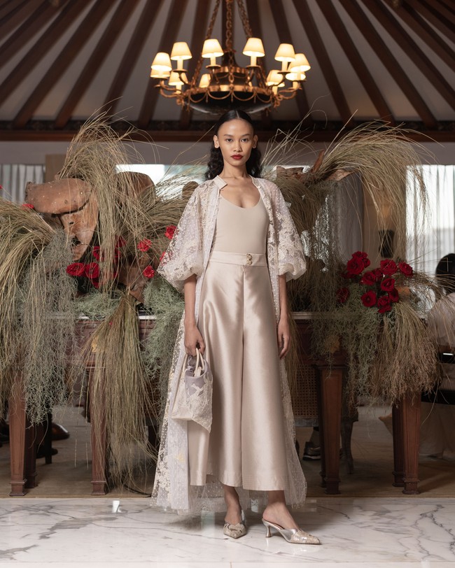 Desainer Sapto Djojokartiko mengemas busana Ramadan dan Lebaran 2024 dalam ide baru yang segar. Garis desain Sapto yang feminin tapi kontemporer, dengan bordiran khasnya nan memikat masih kental terasa. Namun, pendekatan Sapto kali ini lebih eksploratif dan menonjolkan estetika tailoring dalam gaya berpakaian tradisional.  Foto: Sapto Djojokartiko.