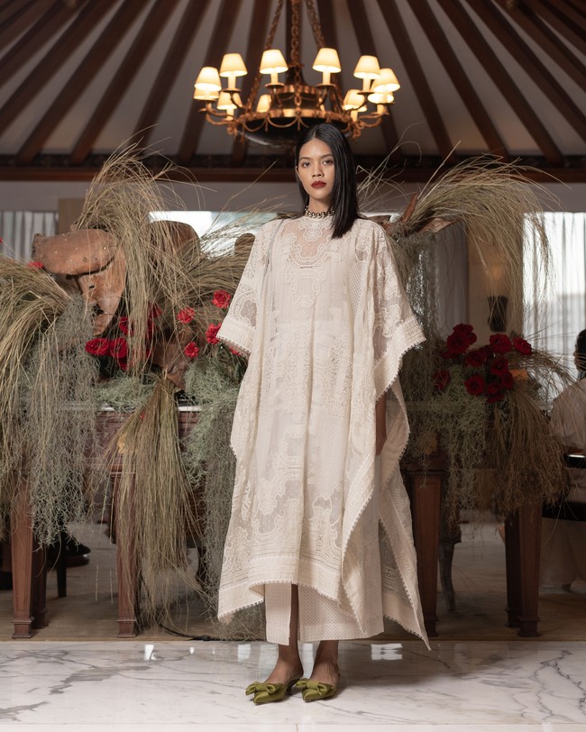 Desainer Sapto Djojokartiko mengemas busana Ramadan dan Lebaran 2024 dalam ide baru yang segar. Garis desain Sapto yang feminin tapi kontemporer, dengan bordiran khasnya nan memikat masih kental terasa. Namun, pendekatan Sapto kali ini lebih eksploratif dan menonjolkan estetika tailoring dalam gaya berpakaian tradisional. Foto: Sapto Djojokartiko.
