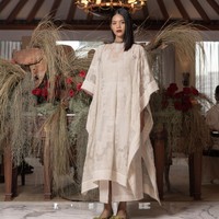 Desainer Sapto Djojokartiko mengemas busana Ramadan dan Lebaran 2024 dalam ide baru yang segar. Garis desain Sapto yang feminin tapi kontemporer, dengan bordiran khasnya nan memikat masih kental terasa. Namun, pendekatan Sapto kali ini lebih eksploratif dan menonjolkan estetika tailoring dalam gaya berpakaian tradisional. Foto: Sapto Djojokartiko.