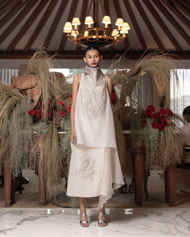 Desainer Sapto Djojokartiko mengemas busana Ramadan dan Lebaran 2024 dalam ide baru yang segar. Garis desain Sapto yang feminin tapi kontemporer, dengan bordiran khasnya nan memikat masih kental terasa. Namun, pendekatan Sapto kali ini lebih eksploratif dan menonjolkan estetika tailoring dalam gaya berpakaian tradisional.  Foto: Sapto Djojokartiko.