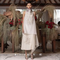 Desainer Sapto Djojokartiko mengemas busana Ramadan dan Lebaran 2024 dalam ide baru yang segar. Garis desain Sapto yang feminin tapi kontemporer, dengan bordiran khasnya nan memikat masih kental terasa. Namun, pendekatan Sapto kali ini lebih eksploratif dan menonjolkan estetika tailoring dalam gaya berpakaian tradisional.  Foto: Sapto Djojokartiko.