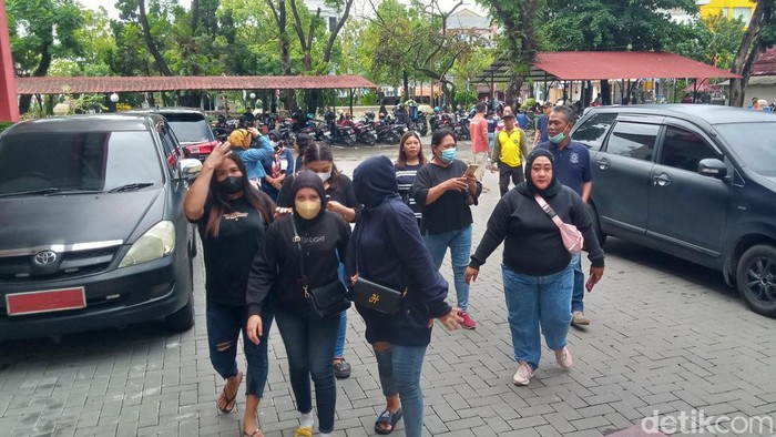 Sejumlah pemilik dan terapis panti pijat datangi Pemkab Klaten, Jumat (15/3/2024). Mereka memprotes adanya penutupan panti pijat selama sebulan penuh saat Ramadan.