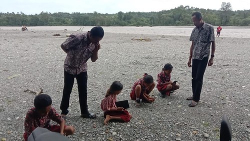Sejumlah siswa SD Negeri Manubelon, Kecamatan Amfoang Barat Daya, Kabupaten Kupang, NTT, mengikuti simulasi OSN di dalam hutan. (Dok. SD Negeri Manubelon)