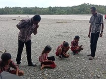 Sinyal-Listrik Mati, Siswa SD di Kupang Ikuti Simulasi Olimpiade di Hutan