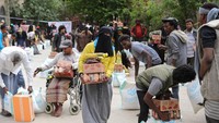 Badan amal mendistribusikan bantuan pangan di tengah tingginya tingkat kerawanan pangan.  
