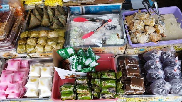Sentra Kuliner Kramat jadi salah satu pilihan warga mencari takjil saat Ramadan. Sajian makanan asal Sumbar, lamang tapai, jadi salah satu takjil favorit. (Gisella Previan Laoh/detikcom)
