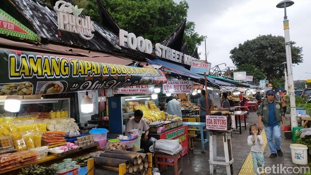 Sentra Kuliner Kramat jadi salah satu pilihan warga mencari takjil saat Ramadan. Sajian makanan asal Sumbar, lamang tapai, jadi salah satu takjil favorit. (Gisella Previan Laoh/detikcom)
