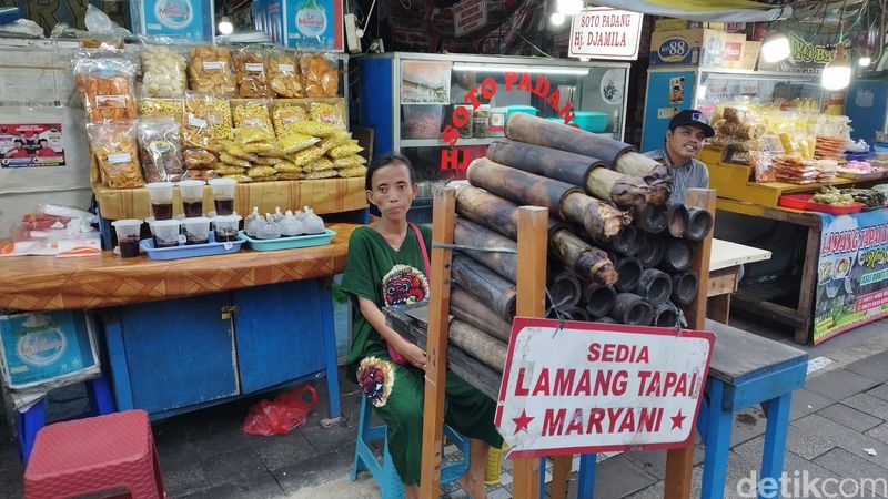 Sentra Kuliner Kramat jadi salah satu pilihan warga mencari takjil saat Ramadan. Sajian makanan asal Sumbar, lamang tapai, jadi salah satu takjil favorit. (Gisella Previan Laoh/detikcom)