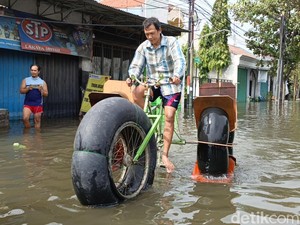 Kreatif! Warga Korban Banjir di Kaligawe Semarang Bikin Sepeda Air